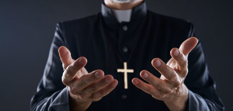Capturan a sacerdote colombiano acusado de pedofilia en Italia