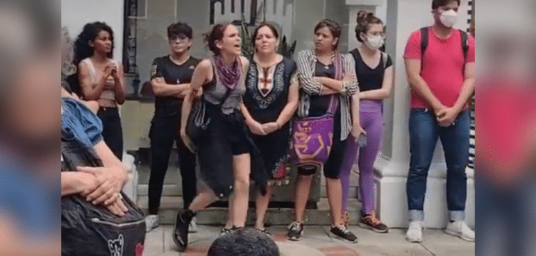 Estudiantes realizan plantón en Bellas Artes por presuntos casos de acoso sexual
