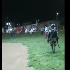 VIDEO: Fuerte pelea entre jóvenes y soldados se presentó en Candelaria
