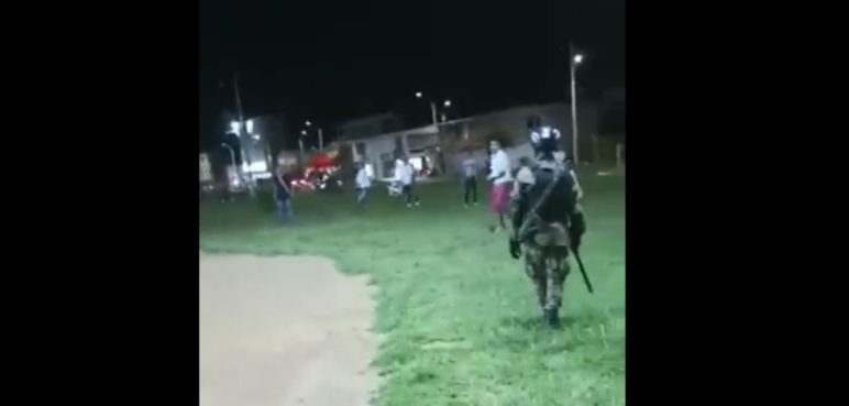 VIDEO: Fuerte pelea entre jóvenes y soldados se presentó en Candelaria