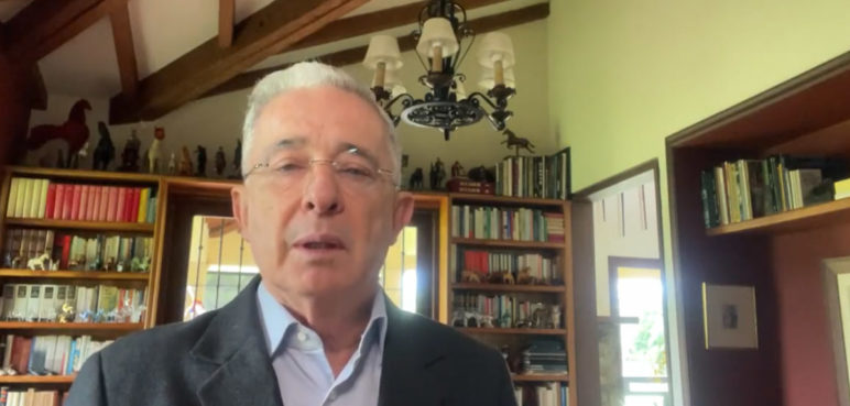 Jueza rechazó pedido de archivar caso contra expresidente Uribe por soborno