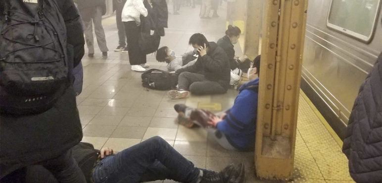 Al menos trece personas baleadas en estación de metro de Nueva York