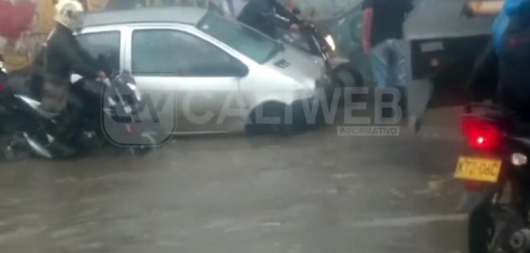 Video: impotencia de conductor de carro que quedó atrapado tras lluvias en Cali
