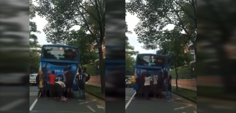 Video: nueve niños ponen en riesgo su vida, al colgarse de un bus del MÍO