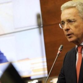 Álvaro Uribe y 26 testigos más son llamados a interrogatorio por la Fiscalía