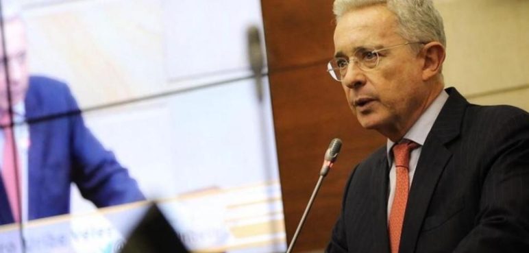 Álvaro Uribe y 26 testigos más son llamados a interrogatorio por la Fiscalía