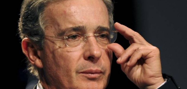 "Ayuden a que no gane Petro": Uribe pide a venezolanos en el país