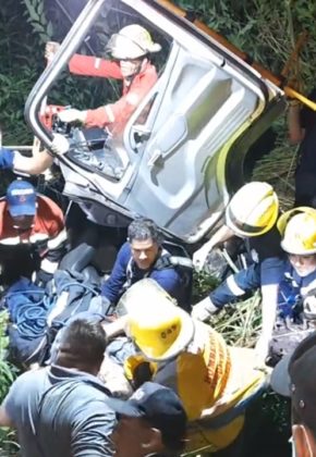 Bomberos rescatan a conductor de camión que estuvo a punto de caer a un abismo