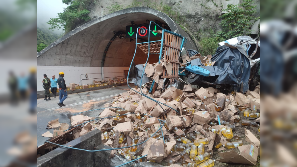 Choque de camión en vía Cali - Buenaventura deja daño en túnel