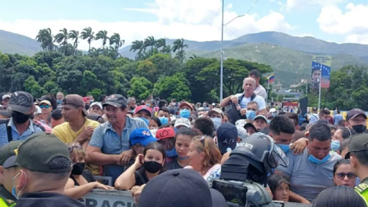 Video: colombianos en Venezuela cruzan a la fuerza la frontera para votar