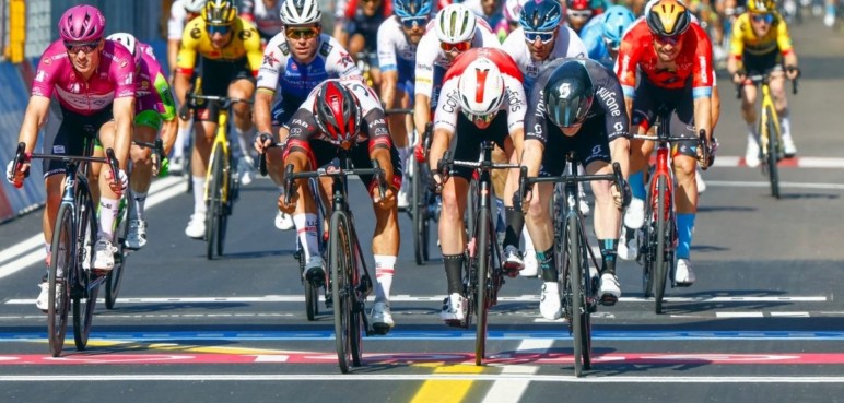 Con foto finish, Fernando Gaviria quedó segundo en la etapa 11 del Giro de Italia