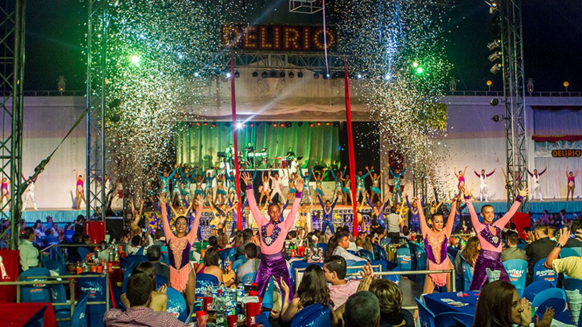 Delirio celebra 16 años delirantes de salsa, canto y baile a lo grande
