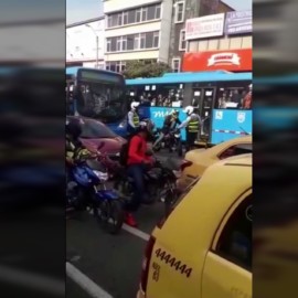 Guarda de tránsito casi es arrollado por motociclista que iba en el carril del MÍO