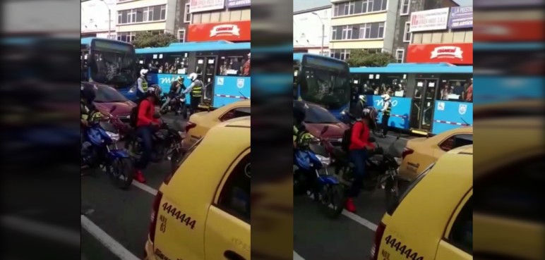 Guarda de tránsito casi es arrollado por motociclista que iba en el carril del MÍO