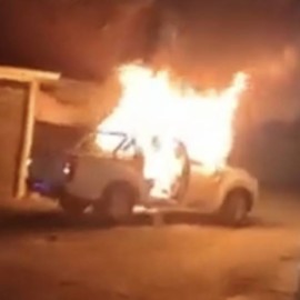 Incendian vehículo con conductor a bordo en medio del Paro Armado