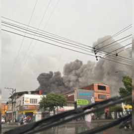 Incendio de gran magnitud consume edificación en el barrio Guayaquil de Cali
