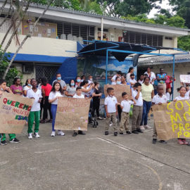 Padres protestan porque 300 estudiantes llevan dos meses sin recibir clases