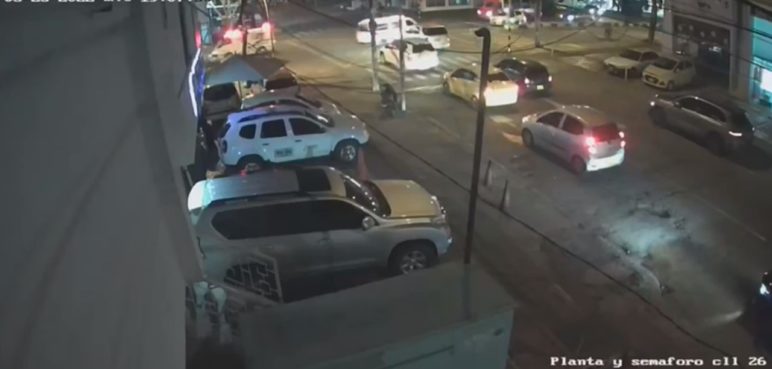 Revelan video de ambulancia accidentada y sí se pasó el semáforo en rojo