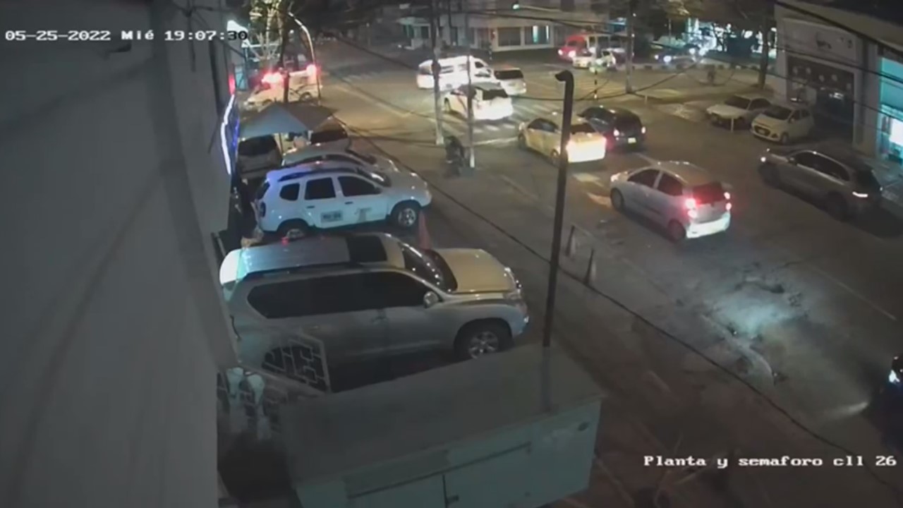 Revelan video de ambulancia accidentada y sí se pasó el semáforo en rojo
