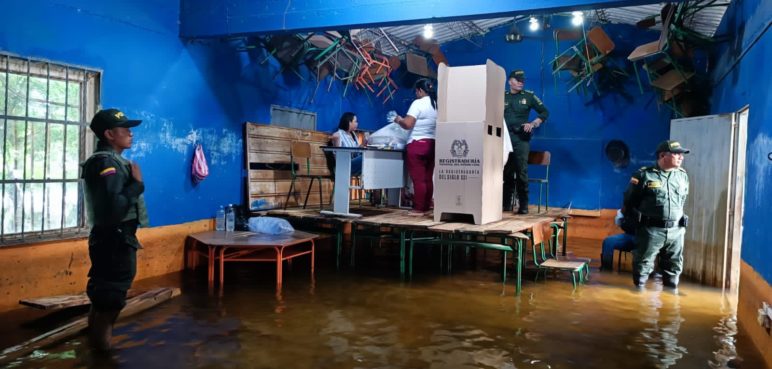 Con el agua hasta las rodillas: habitantes de Sucre ejercieron su derecho al voto