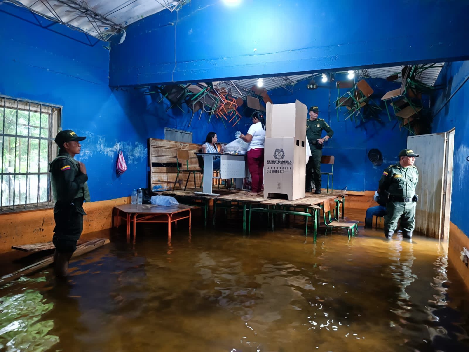 Con el agua hasta las rodillas: habitantes de Sucre ejercieron su derecho al voto