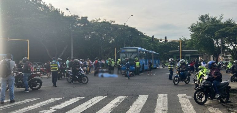Trágico accidente entre bus del MÍO y dos motos deja una mujer fallecida