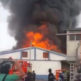 Un fuerte incendio se presentó en una fábrica de colchones en Palmira