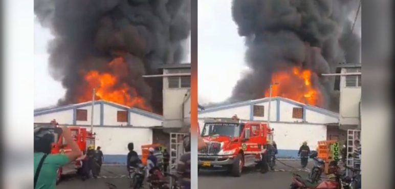 Un fuerte incendio se presentó en una fábrica de colchones en Palmira