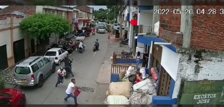Video: delincuentes en moto le roban  millones a un hombre en Tuluá