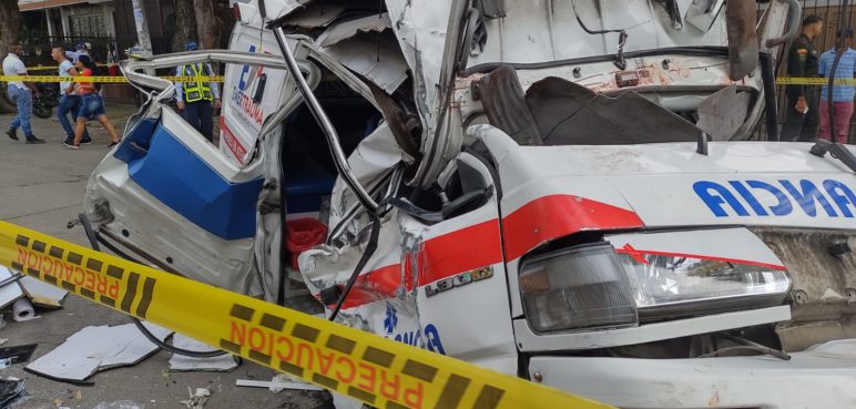 Aparatoso accidente entre dos ambulancias en El Lido deja cinco heridos