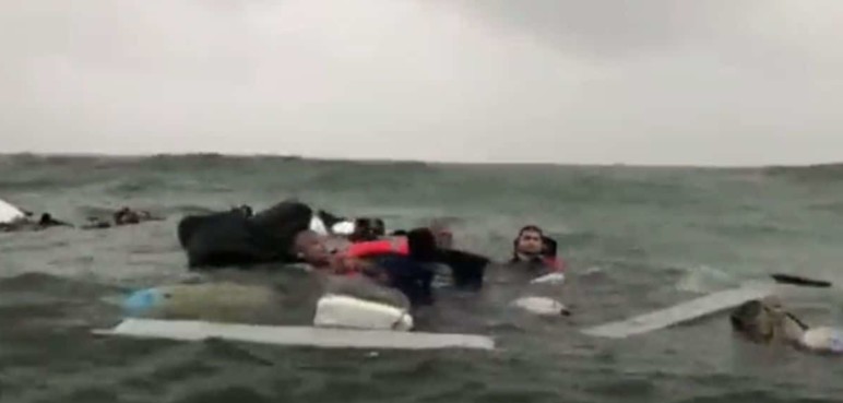 Armada rescata pasajeros de embarcación que naufragó en Buenaventura