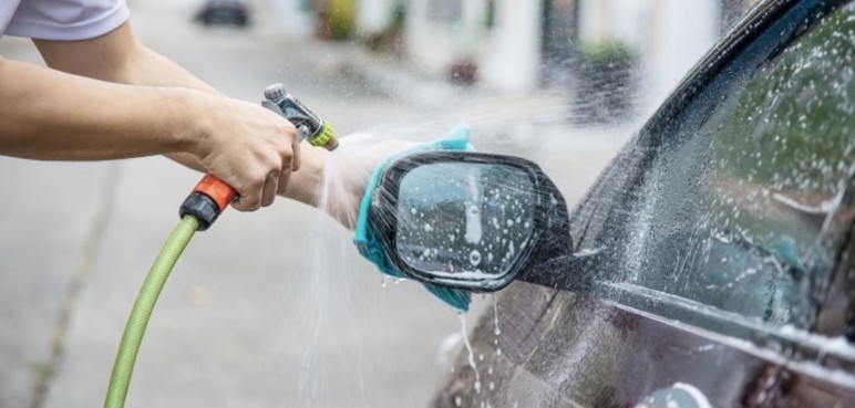 ¿Cuáles son las multas por lavar vehículos en vía pública en Cali?
