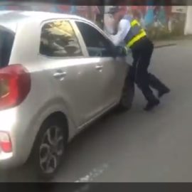 Un guarda de tránsito fue arrollado por un conductor para evitar una multa