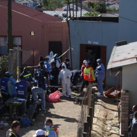 Investigan qué causó la muerte de 22 personas en un bar de Sudáfrica