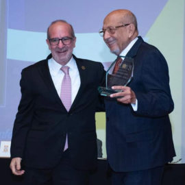 Luis H. Pérez recibió el premio al 'Gran Maestro' otorgado por Cidesco