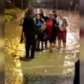Policía rescató a varias mujeres que quedaron atrapadas tras lluvias en Cali