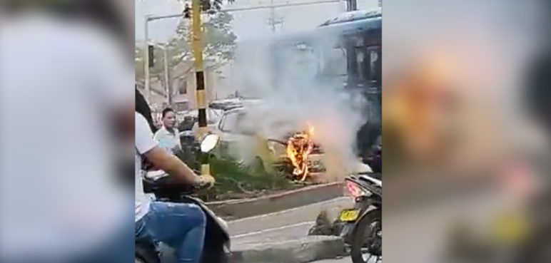 Un taxi se incendió en el sector de Comfandi El Prado, suroriente de Cali