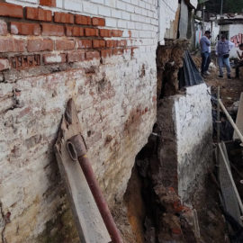 Riesgo inminente en Siloé: cinco viviendas están a punto de derrumbarse