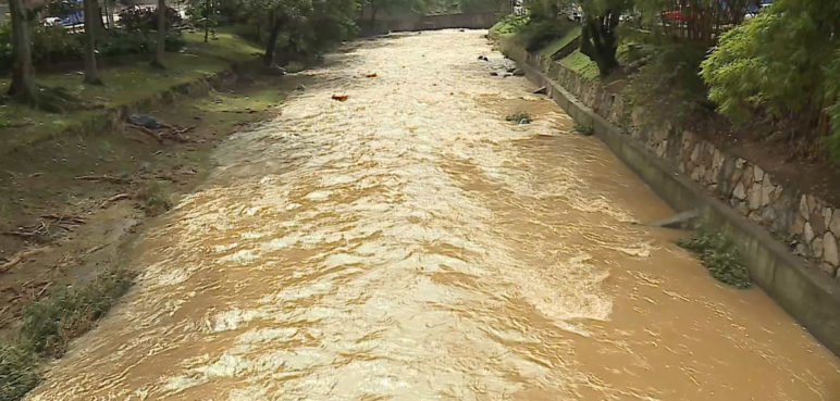 Río Cali sigue con fuerte caudal tras las fuertes lluvias del fin de semana