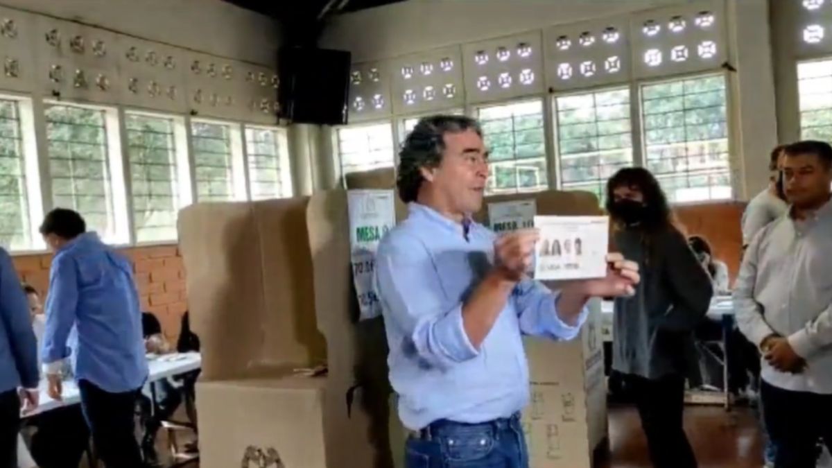 Sergio Fajardo recibió críticas tras votar en blanco en las elecciones
