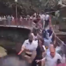 Video: Puente colgante de madera se desplomó en México