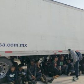 Autoridades rescatan 98 migrantes abandonados dentro de un camión