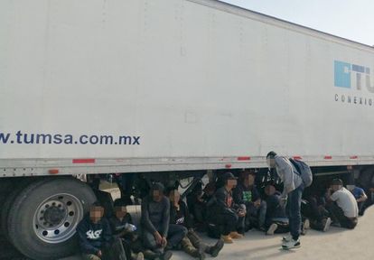 Autoridades rescatan 98 migrantes abandonados dentro de un camión