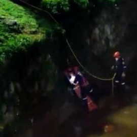 Bomberos de Cali rescatan a un hombre que cayó al río en el Bulevar