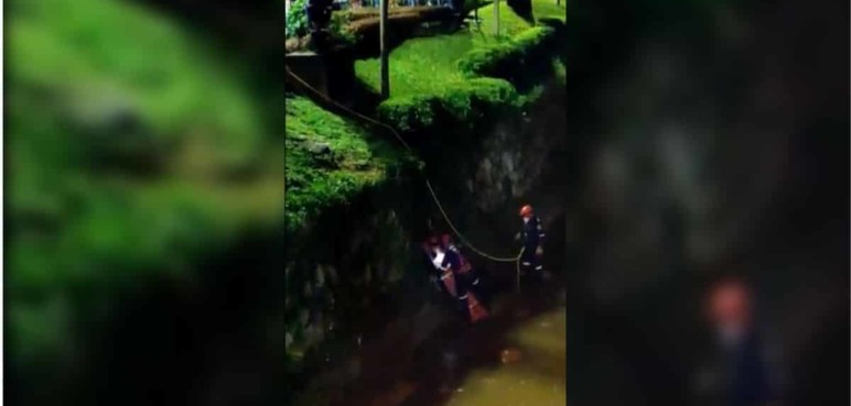 Bomberos de Cali rescatan a un hombre que cayó al río en el Bulevar