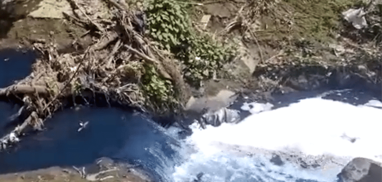 Un río de color azul: denuncian grave contaminación ambiental en Acopi