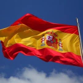 Extranjeros podrán trabajar y residir en España tras cambio en la ley migratoria