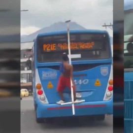 Hombre se robó señal de tránsito y la movilizó colgado de un bus del MÍO