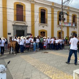Más de 50 personas realizan plantón tras la cancelación de la cabalgata en Guacarí