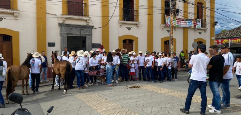 Más de 50 personas realizan plantón tras la cancelación de la cabalgata en Guacarí